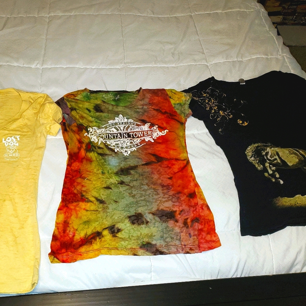 Horse Print Fitted T. Black with gold.